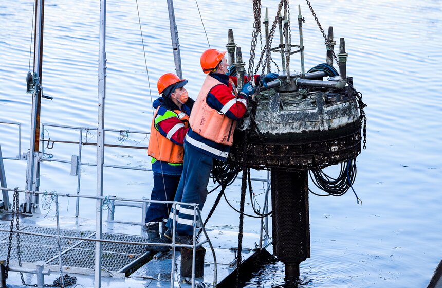 В Москве на Водоотводном канале проведут консервацию плавающих фонтанов 10 фото