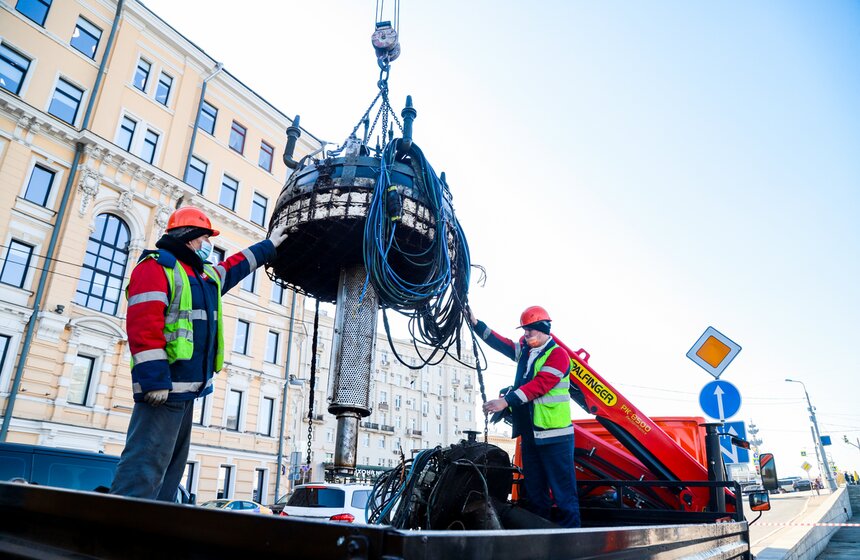 В Москве на Водоотводном канале проведут консервацию плавающих фонтанов 16 фото