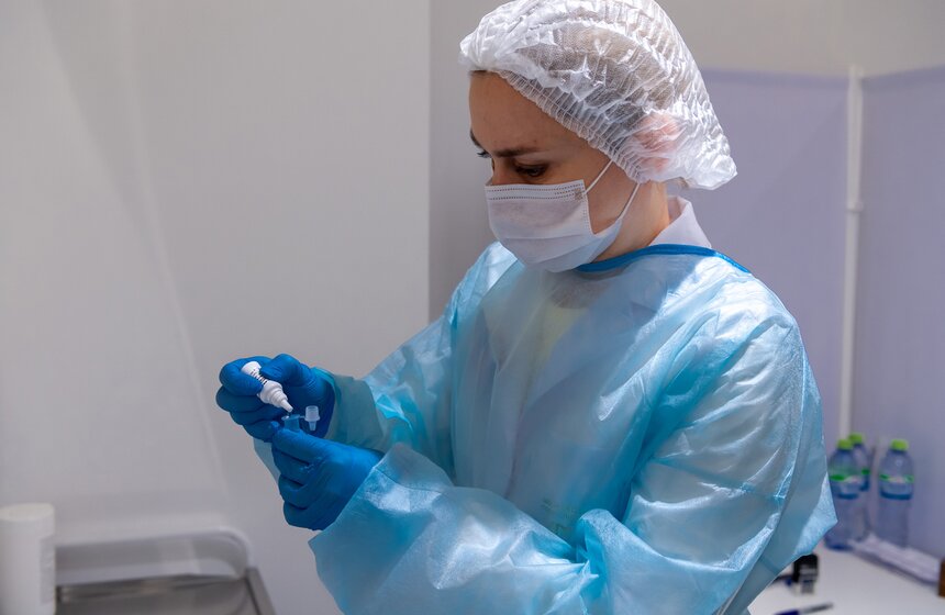 Собянин осмотрел работу центра вакцинации от коронавируса в ГУМе 12 фото