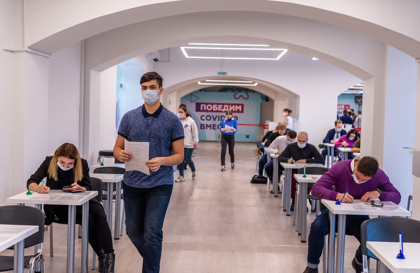 Собянин осмотрел работу центра вакцинации от коронавируса в ГУМе 2 фото