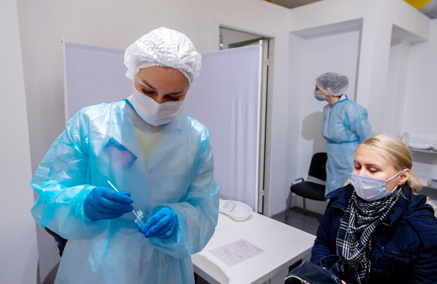 Собянин осмотрел работу центра вакцинации от коронавируса в ГУМе 16 фото