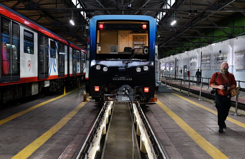В столичном метро запустили тематический поезд "Моспром – Космический" 18 фото