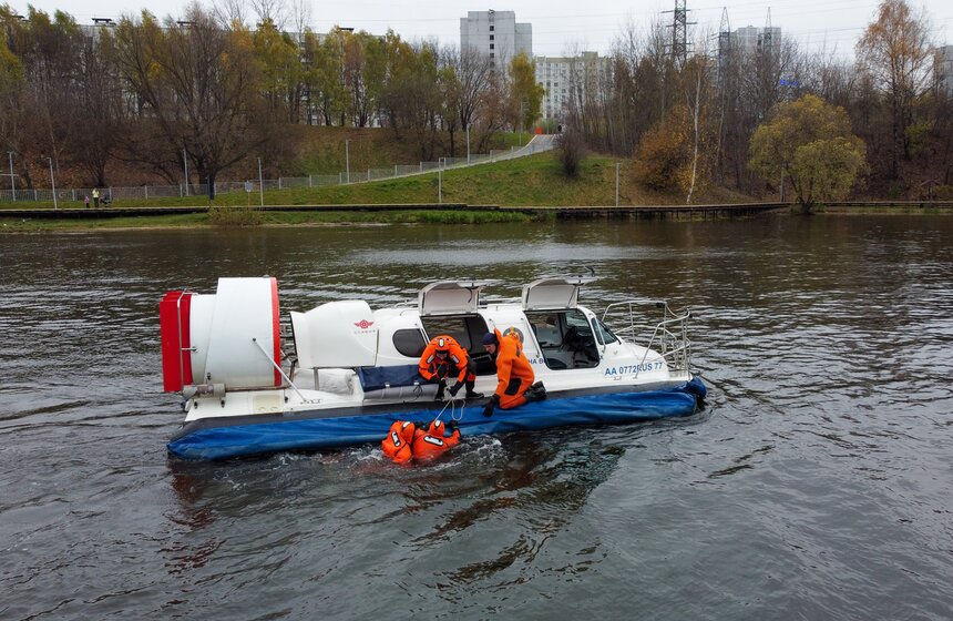 Спасатели станции "Левобережная" провели учения на воде 11 фото