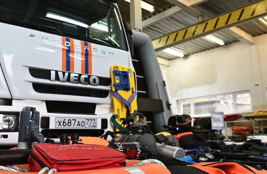 Спасатели станции "Левобережная" провели учения на воде 13 фото