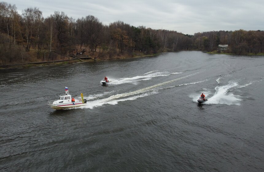 Спасатели станции "Левобережная" провели учения на воде 8 фото