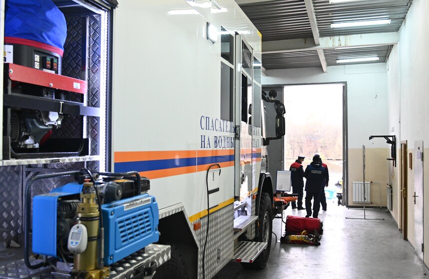 Спасатели станции "Левобережная" провели учения на воде 17 фото