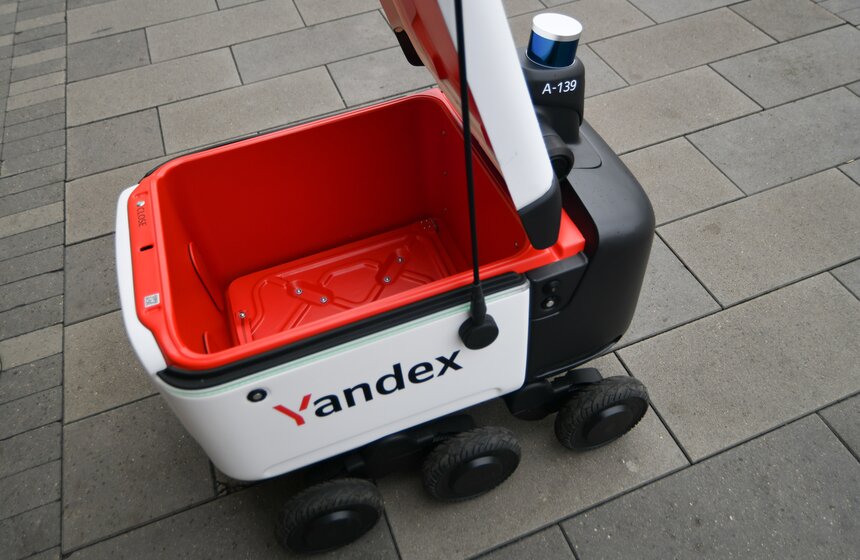 "Почта России" запустила доставку посылок роботами-курьерами "Яндекса" в Москве 10 фото