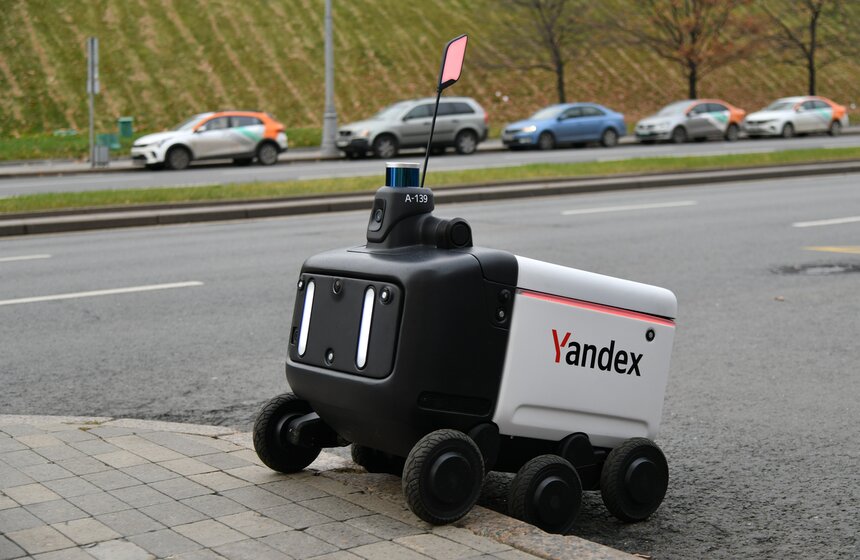 "Почта России" запустила доставку посылок роботами-курьерами "Яндекса" в Москве 5 фото