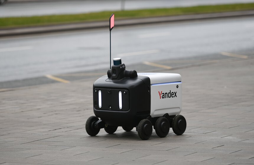 "Почта России" запустила доставку посылок роботами-курьерами "Яндекса" в Москве 13 фото
