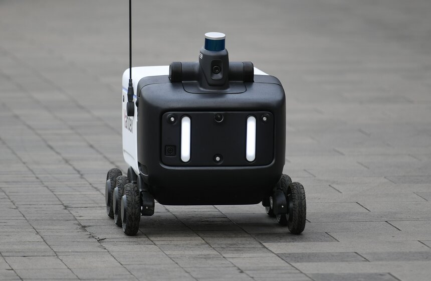 "Почта России" запустила доставку посылок роботами-курьерами "Яндекса" в Москве 2 фото