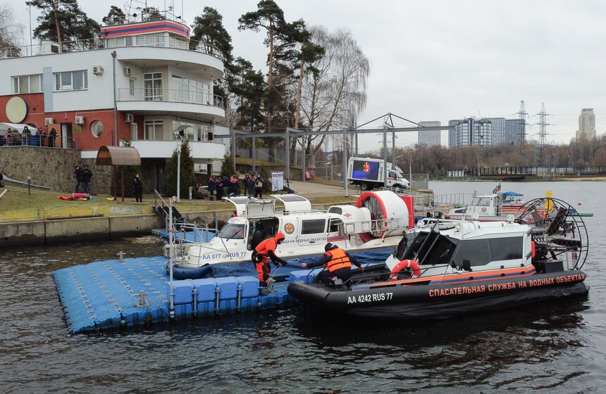 Спасатели станции "Левобережная" провели учения на воде 2 фото