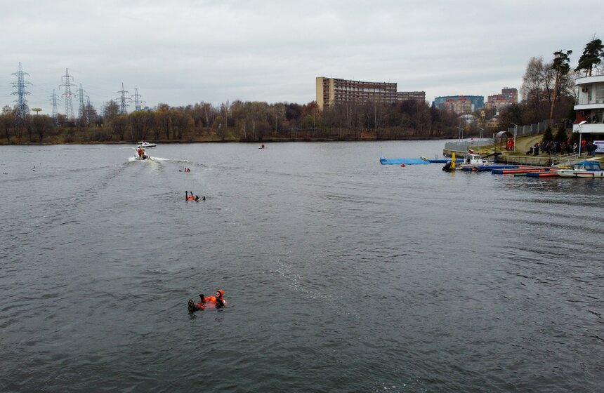 Спасатели станции "Левобережная" провели учения на воде 9 фото