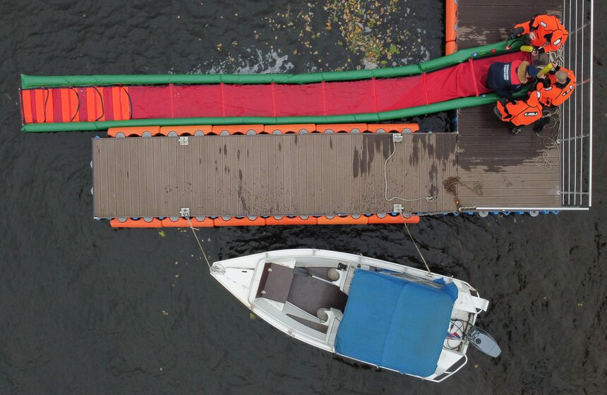 Спасатели станции "Левобережная" провели учения на воде 20 фото