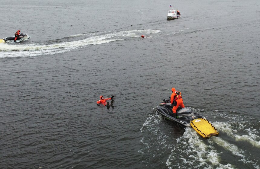 Спасатели станции "Левобережная" провели учения на воде 12 фото