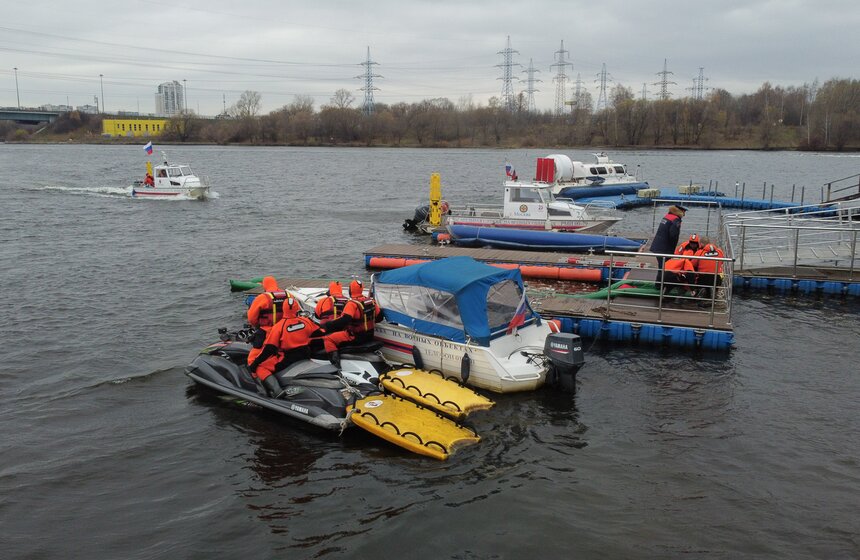 Спасатели станции "Левобережная" провели учения на воде 7 фото
