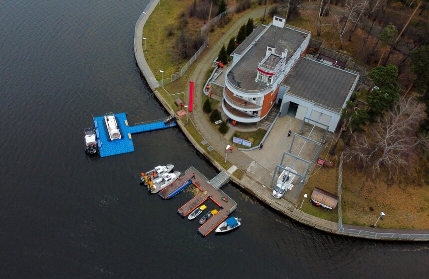 Спасатели станции "Левобережная" провели учения на воде 1 фото