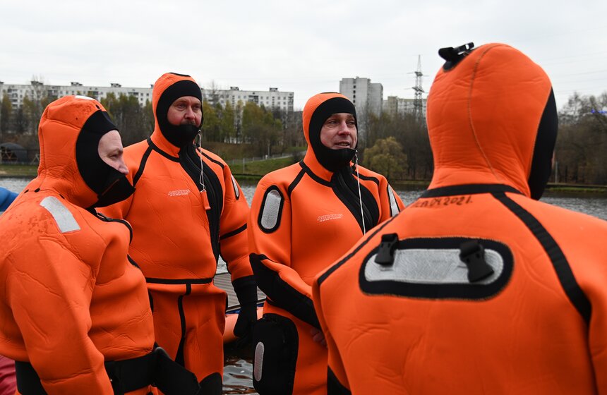 Спасатели станции "Левобережная" провели учения на воде 5 фото