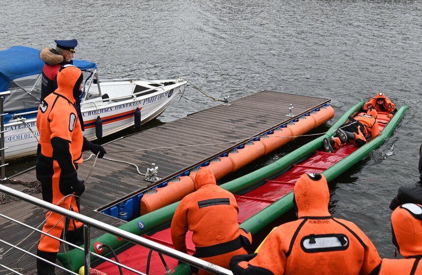 Спасатели станции "Левобережная" провели учения на воде 23 фото