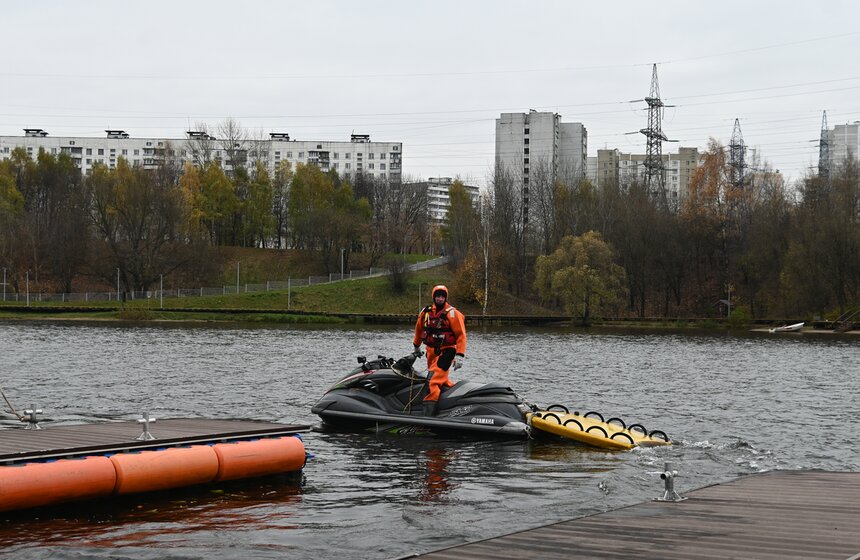 Спасатели станции "Левобережная" провели учения на воде 6 фото