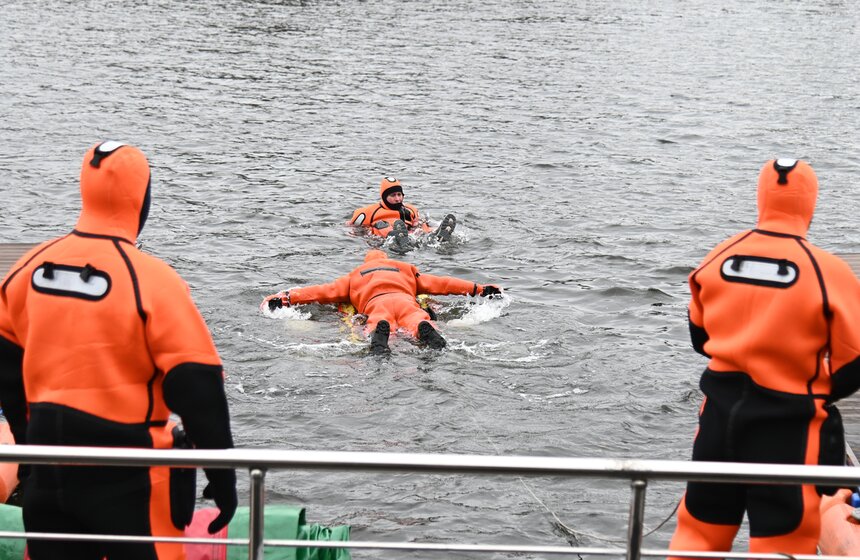 Спасатели станции "Левобережная" провели учения на воде 22 фото