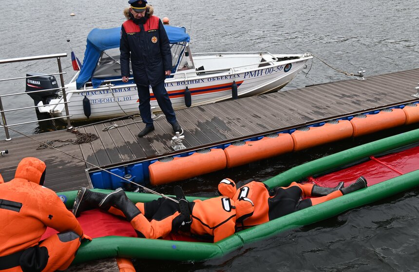 Спасатели станции "Левобережная" провели учения на воде 24 фото