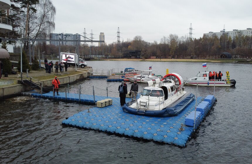Спасатели станции "Левобережная" провели учения на воде 28 фото