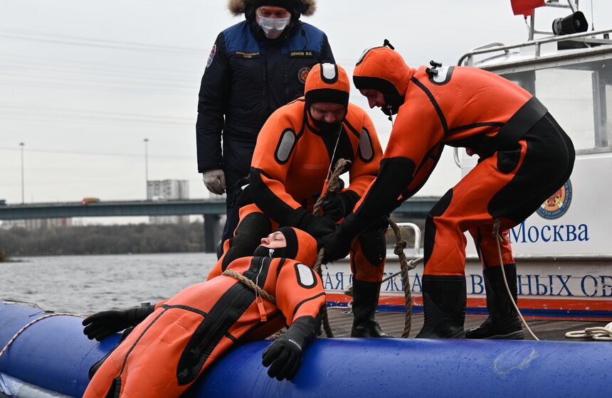 Спасатели станции "Левобережная" провели учения на воде 27 фото