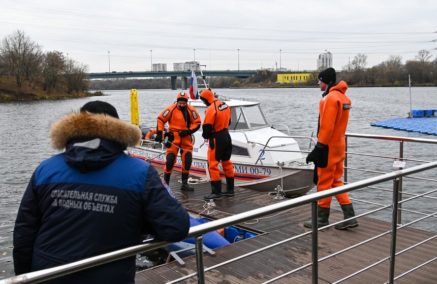 Спасатели станции "Левобережная" провели учения на воде 4 фото