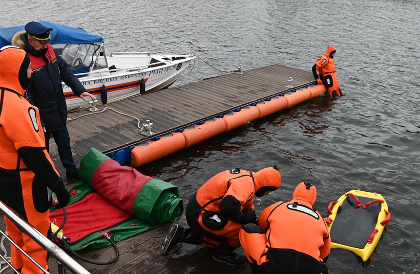 Спасатели станции "Левобережная" провели учения на воде 21 фото
