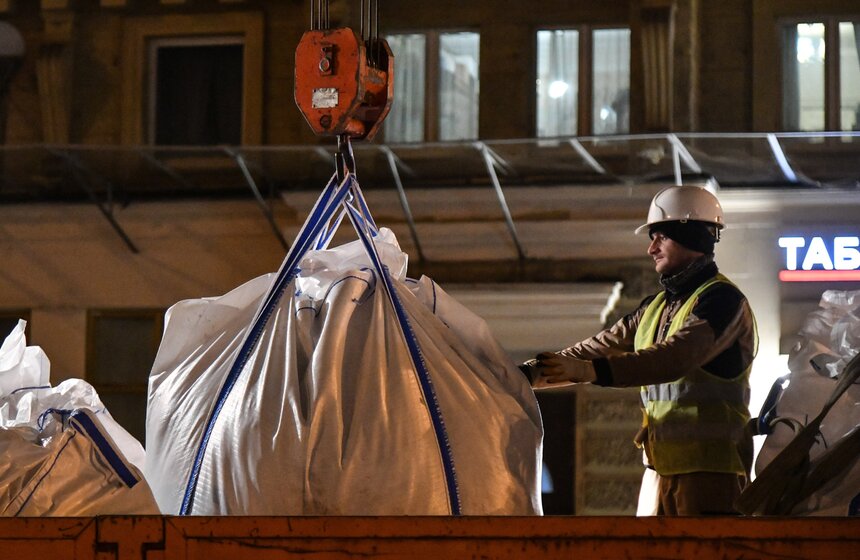 В столице начали высадку деревьев на улицах и вылетных магистралях 2 фото