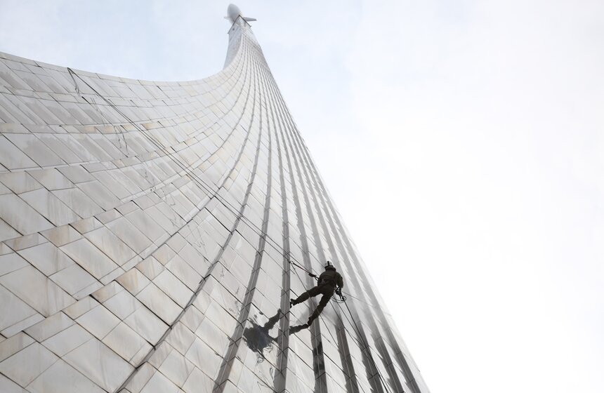 На ВДНХ помыли памятник "Покорителям космоса" 9 фото