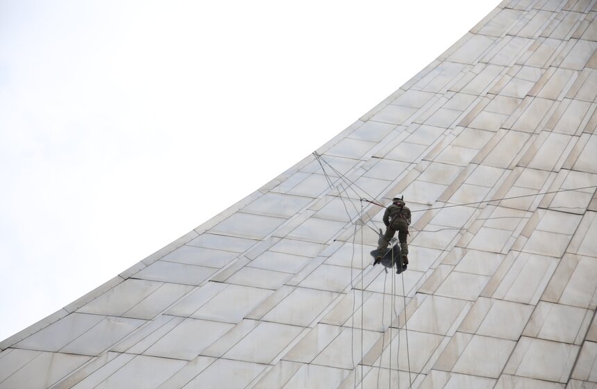 На ВДНХ помыли памятник "Покорителям космоса" 2 фото