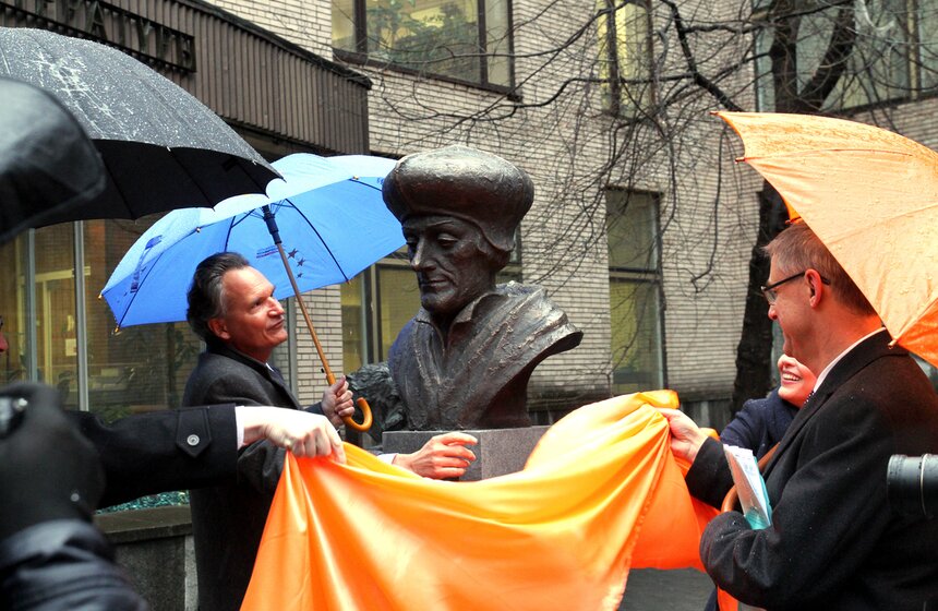 В Москве открыли памятник Эразму Роттердамскому 5 фото