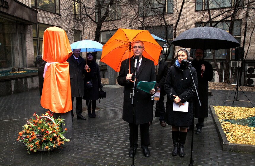 В Москве открыли памятник Эразму Роттердамскому 3 фото