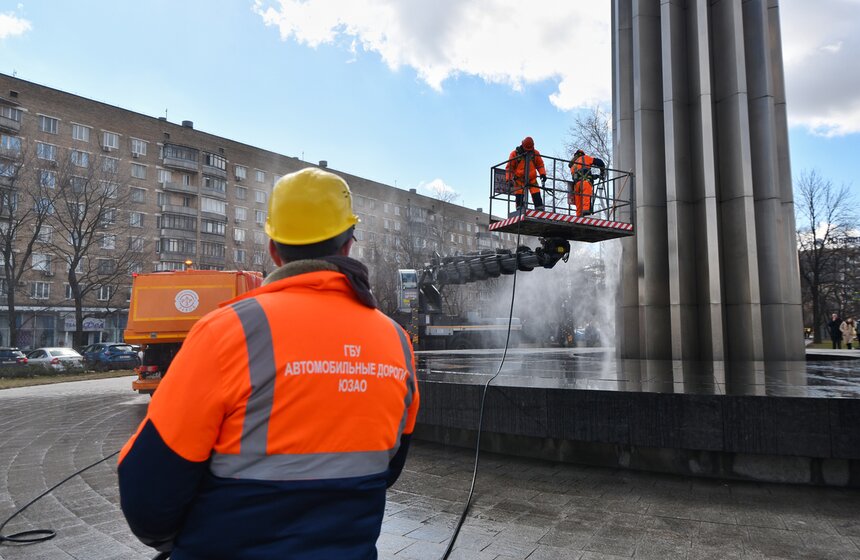 Профилактическую промывку памятника Юрию Гагарину провели в Москве 15 фото