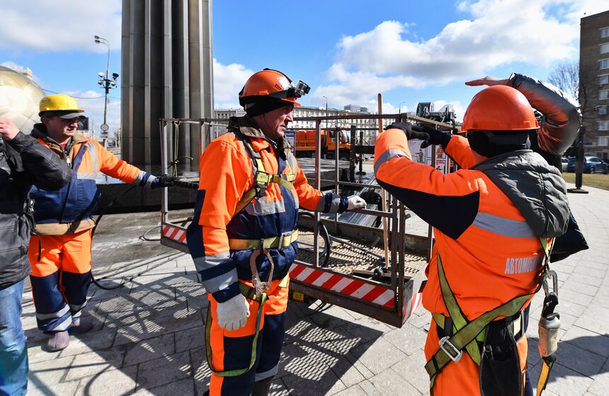 Профилактическую промывку памятника Юрию Гагарину провели в Москве 1 фото