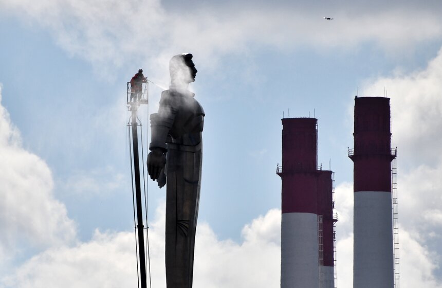 Профилактическую промывку памятника Юрию Гагарину провели в Москве 11 фото