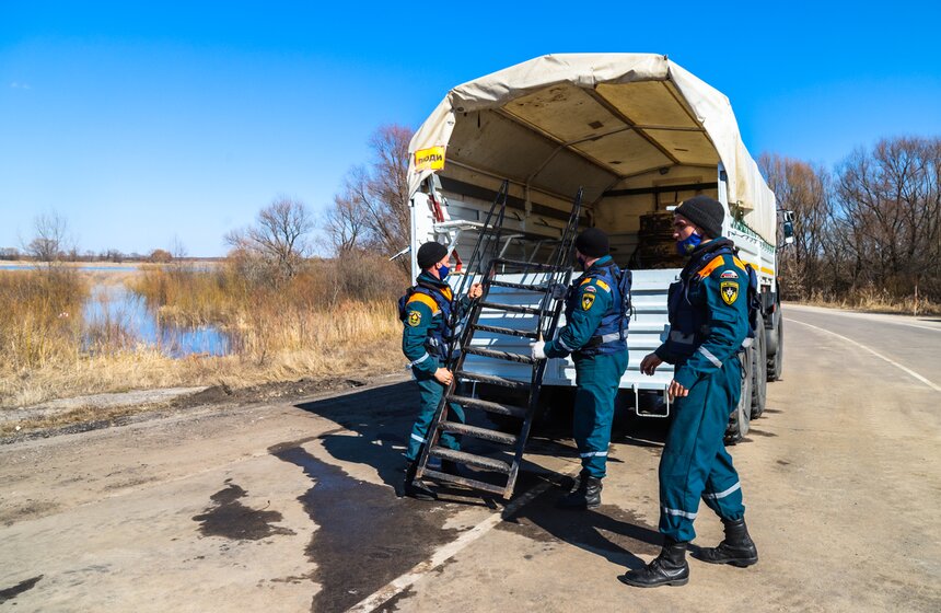 Из-за весеннего паводка в России поднимается уровень воды в реках 10 фото