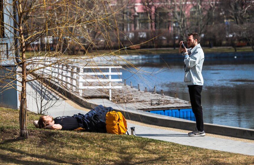 Аномально теплая погода продержится в Москве до выходных 32 фото