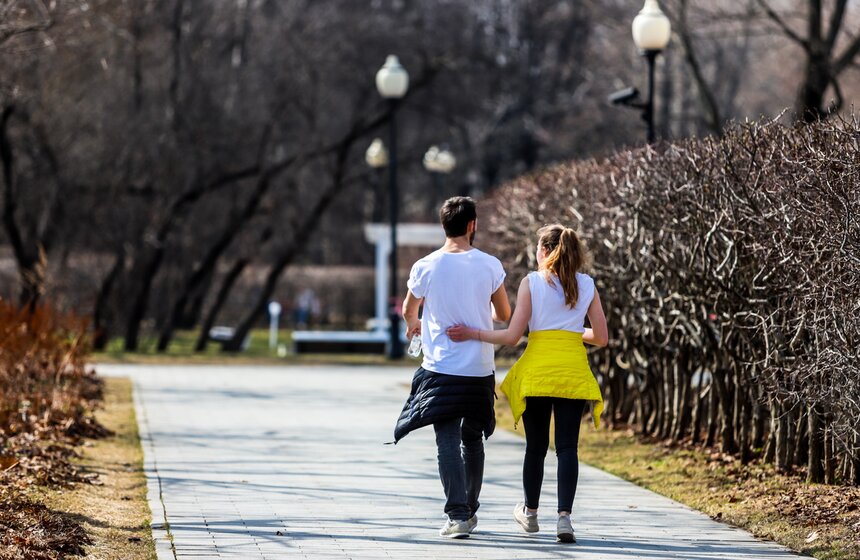 Аномально теплая погода продержится в Москве до выходных 34 фото