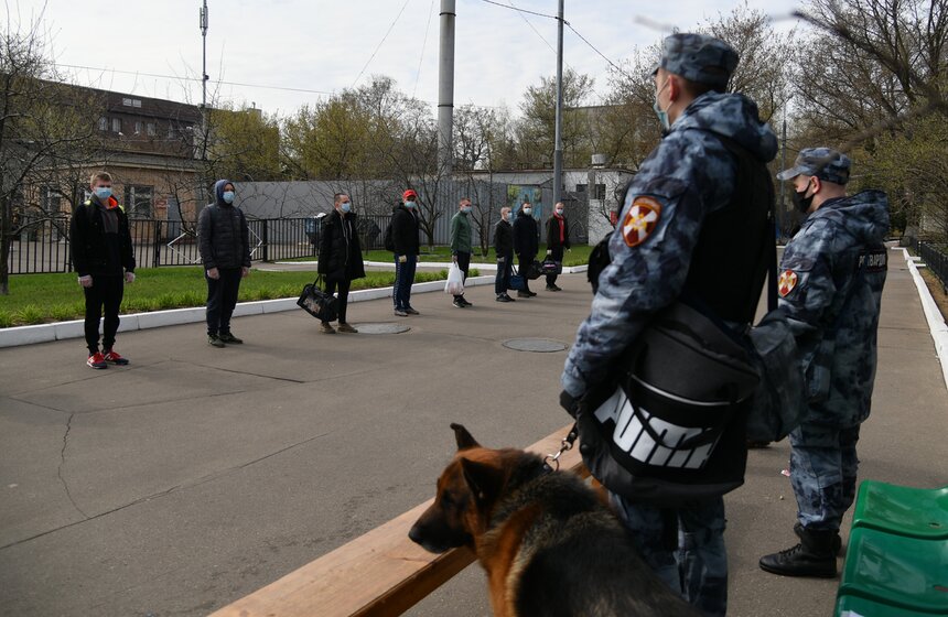 Из Москвы отправили первых призывников для прохождения военной службы 16 фото