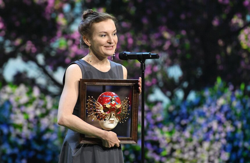 Театральный художник Полина Бахтина, ставшая лауреатом премии в номинации "Лучшая работа художника в драме" за работу "Занос" (театр "Практика" и Мастерская Брусникина, Москва)