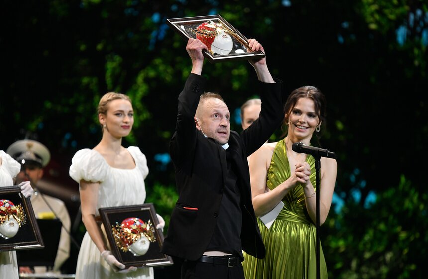 Актер Тимофей Трибунцев, ставший лауреатом премии в номинации "Лучшая мужская роль в драме" за работу "Борис" (Проект Дмитрия Крымова, продюсера Леонида Робермана и Музея Москвы, Москва) и актриса Елизавета Боярская