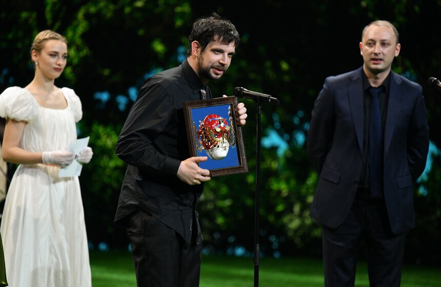 Актер Семен Штейнберг, получивший премию за актрису Людмилу Гаврилову в номинации "Лучшая женская роль второго плана" в драме за работу "Петровы в гриппе" ("Гоголь-центр", Москва)