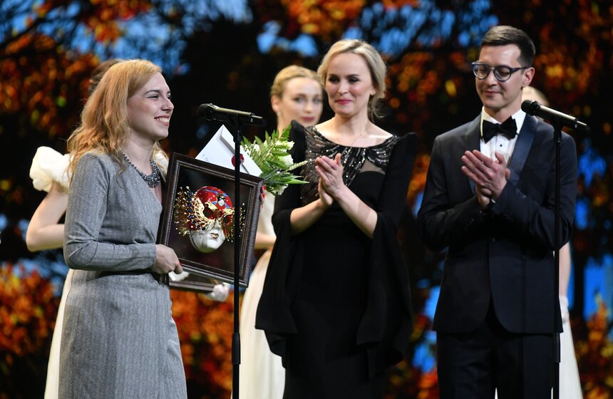 Актриса Мария Евтеева, ставшая лауреатом премии в номинации "Лучшая женская роль" в оперетте-мюзикле за работу "Капитанская дочка" (Алтайский музыкальный театр, Барнаул)