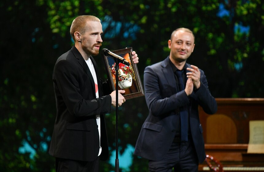 Актер Тимофей Мамлин, ставший лауреатом премии в номинации "Лучшая мужская роль второго плана" в драме за работу "Идиот" (театр "Старый дом", Новосибирск)