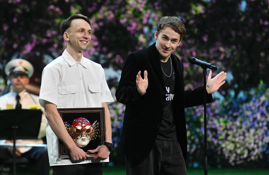 Граффити-художник Никита Касьяненко и актер Кирилл Люкевич, ставшие лауреатами премии в номинации "Лучший спектакль в эксперименте" за работу "4ELOVEKVMASKE" (Проект Кирилла Люкевича, Санкт-Петербург)