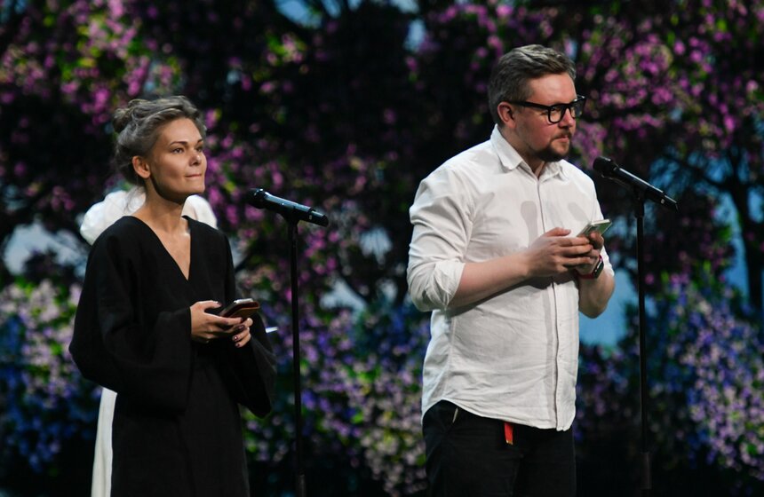 Актеры Алёна Старостина и Дмитрий Волкострелов объявили победителей в номинации "Лучший спектакль в эксперименте"