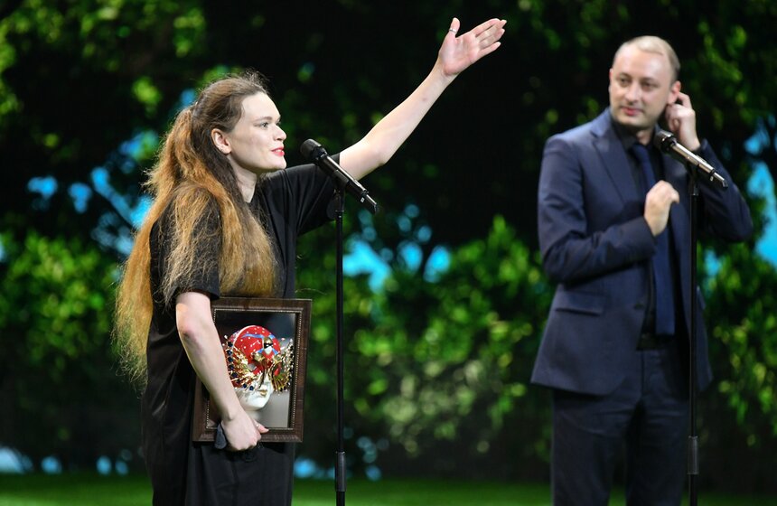 Драматург Дина Сафина, ставшая лауреатом премии в номинации "Лучшая работа драматурга" в драме за работу "5 mm/h" (Творческая лаборатория "Угол", Казань)