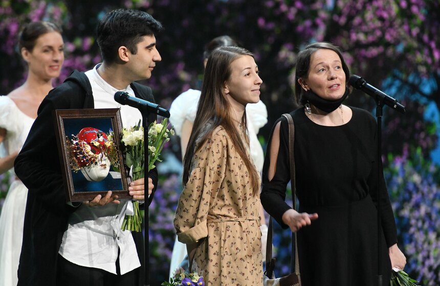 Актеры Ренат Шавалиев, Ася Галимзянова и Ольга Драгунова, получившие награду в номинации "Лучшая работа актера в кукольном спектакле" за работу "Девочка со спичками" (Театр "Karlsson Haus", Санкт-Петербург)